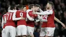Para pemain Arsenal merayakan gol yang dicetak oleh Aaron Ramsey pada laga perempat final Liga Europa, di Stadion Emirates, Kamis (5/4/2018).  Arsenal menang 4-1 atas CSKA Moscow. (AP/Tim Ireland)