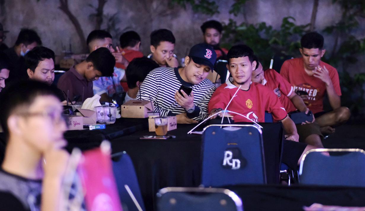 Kehadiran nonton bareng Roaring Night yang dipersembahkan oleh jaringan hemat dan cepat Tri disambut antusias oleh Manchester City Supporters Club Indonesia (MCSCI) Chapter Jambi dan juga United Indonesia Jambi. Kegiatan semacam ini menjadi wadah yang positif buat suporter dalam memberikan dukungan untuk klub kesayangan mereka. (Istimewa)