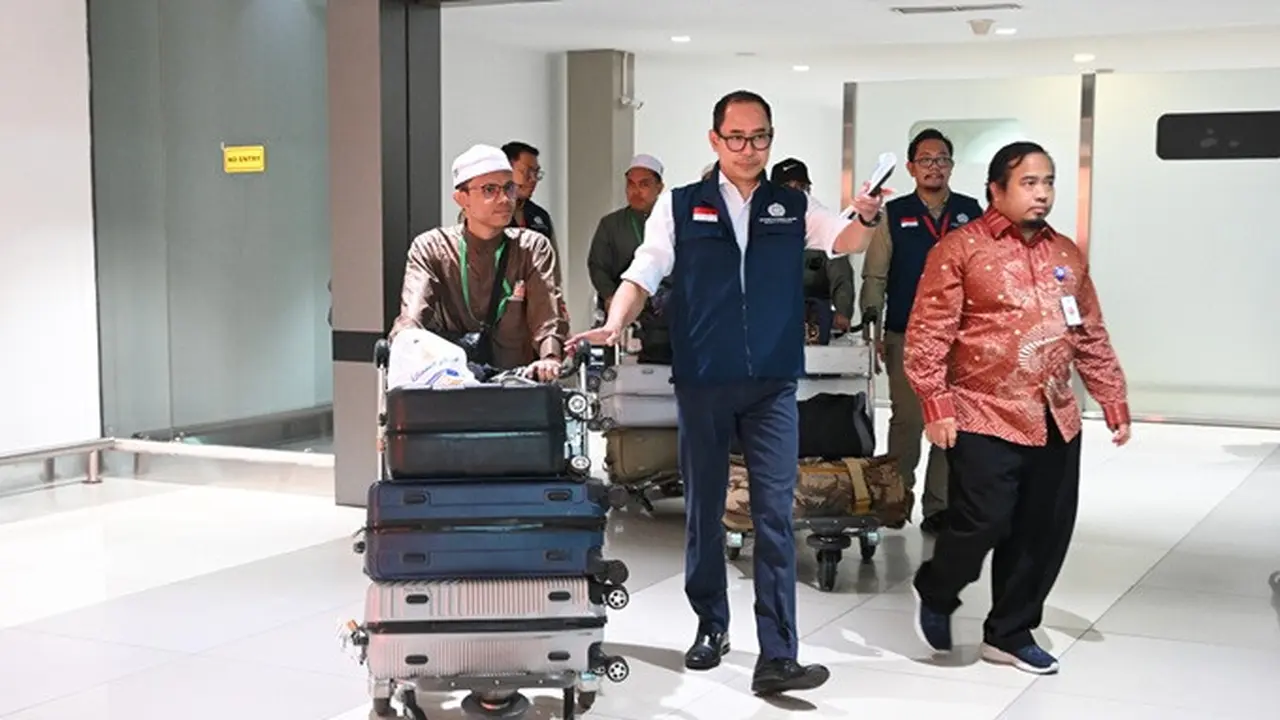 Direktur Pelindungan WNI Kemlu RI Judha Nugraha bersama dengan para WNI yang tiba di tanah air pada Kamis (22/5/2025), setelah dievakuasi dari Yaman menyusul situasi konflik.
