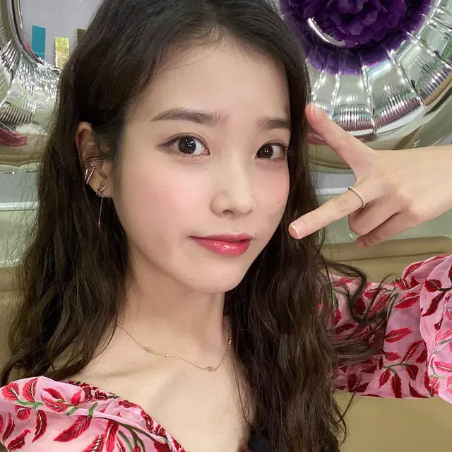 IU (Instagram/ dlwlrma)