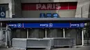 Gerbang stadion Parc des Princes  dua hari sebelum pertandingan pertandingan leg kedua babak 16 besar Liga Champions antara PSG melawan Borussia Dortmund di Paris, Selasa (10/3/2020). Pertandingan akan dimainkan tanpa penonton karena mencegah penyebaran virus corona. (AFP Photo/Franck Fife)