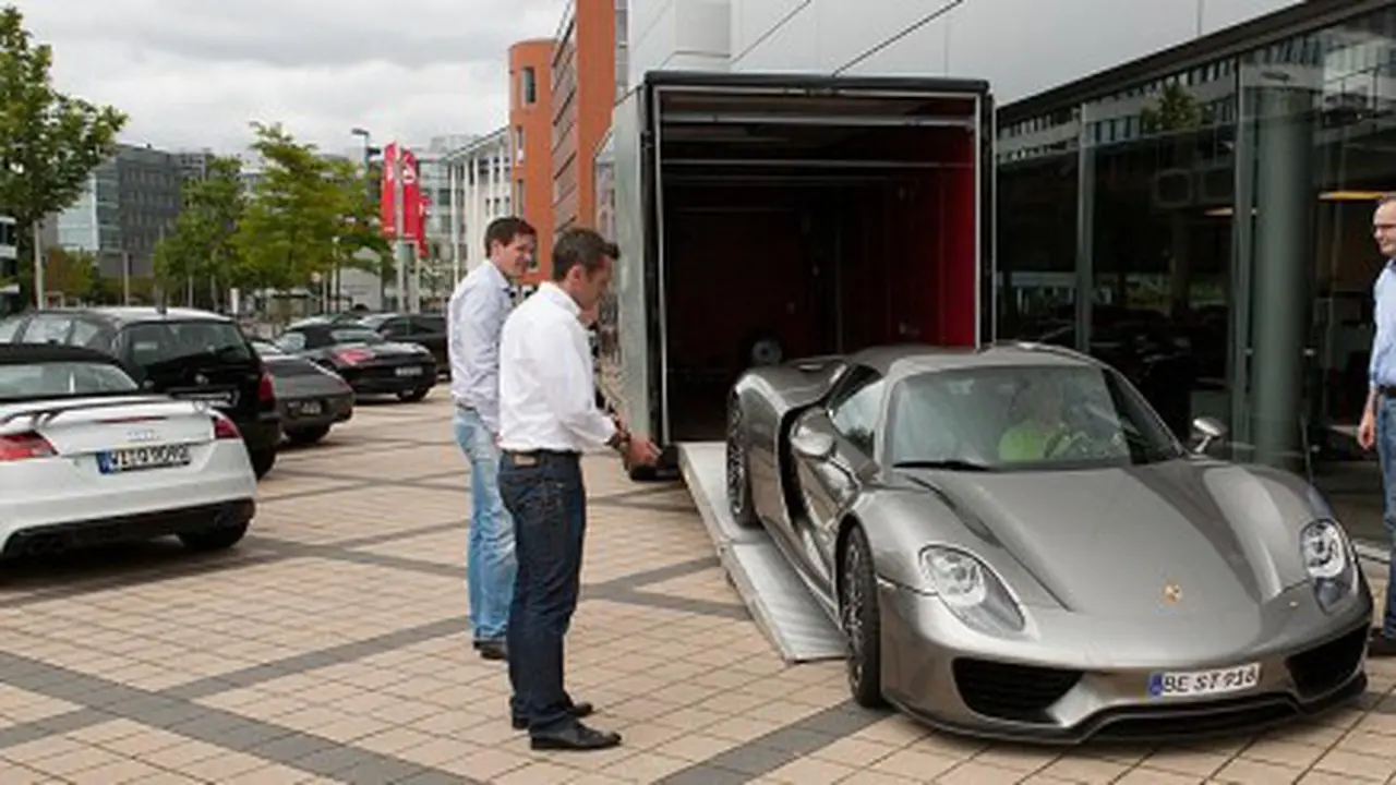 Pria Ini Borong 3 Mobil Porsche Seharga Rp 9,8 M, Buat Apa?
