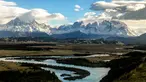 Pemandangan Taman Nasional Torres del Paine di wilayah Magallanes, Chile pada 16 April 2019. Torres del Paine merupakan salah satu lokasi wisata yang paling terkenal dengan pengunjung sekitar 252.000 orang per tahun, setengahnya merupakan wisatawan internasional. (Ana FERNANDEZ / AFP)