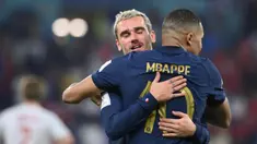 Antoine Griezmann resmi mengumumkan pengunduran dirinya dari sepak bola internasional. Tampak dalam foto, pemain depan timnas Prancis, Antoine Griezmann (kiri) bersama Kylian Mbappe saat merayakan gol pertama timnya selama pertandingan sepak bola Grup D Piala Dunia Qatar 2022 melawan Denmark di Stadion 974 di Doha pada 26 November 2022. (FRANCK FIFE/AFP)