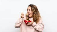 Ilustrasi Mengonsumsi Makanan Credit: pexels.com/Irene