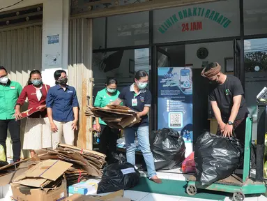 Faskes antre menyetorkan sampah daur ulang yang berasal dari masyarakat dan Faskes  untuk membantu melunasi tunggakan peserta BPJS Kesehatan Badung di Klinik Bhakti Rahayu Dalung, Badung, Bali, Jumat (6/5/20222). (merdeka.com/Arie Basuki)