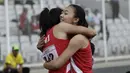 Tim putri DKI Jakarta merayakan kemenangan di nomor lari 4x100 meter estafet pada Kejuaraan Pomnas XVI 2019 di Stadion Madya, Senayan, Jakarta, Rabu (25/9). Tim putri Jakarta raih emas di nomer 4x100 meter estafet. (Bola.com/Yoppy Renato)