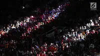 Penonton memadati tempat duduk jelang pembukaan Asian Games 2018 di Stadion Gelora Bung Karno, Senayan Jakarta, Sabtu (18/8). Dengan slogan "Energy of Asia", upacara pembukaan Asian Games mengusung budaya khas Indonesia. (Liputan6.com/ Fery Pradolo)