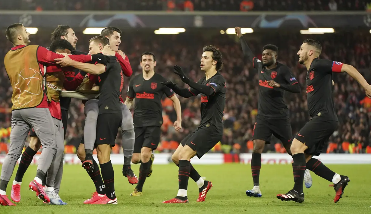 2. Atletico Madrid - Pemain andalan Timnas Portugal itu tercatat 10 kali berhadapan dengan Atletico Madrid. Total tujuh gol berhasil Ronaldo sarangkan ke gawang Los Rojiblancos. (AP/Jon Super)