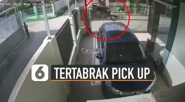 Beredar video cctv memperlihatkan pengendara motor tertabrak mobil pick up saat keluar gang. Beruntung tidak ada korban jiwa dalam insiden ini.