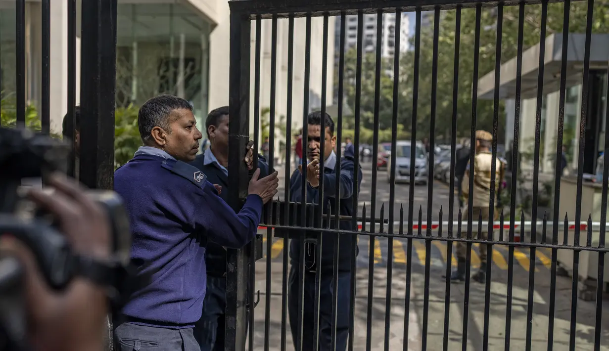 Penjaga keamanan menutup gerbang sebuah gedung yang menampung kantor BBC di New Delhi, India, Selasa (14/2/2023). Otoritas pajak India melakukan penggeledahan kantor BBC di New Delhi, kata seorang jurnalis di lembaga penyiaran itu kepada AFP, beberapa minggu setelah menayangkan film dokumenter yang mengkritik Perdana Menteri Narendra Modi. (AP Photo/Altaf Qadri)