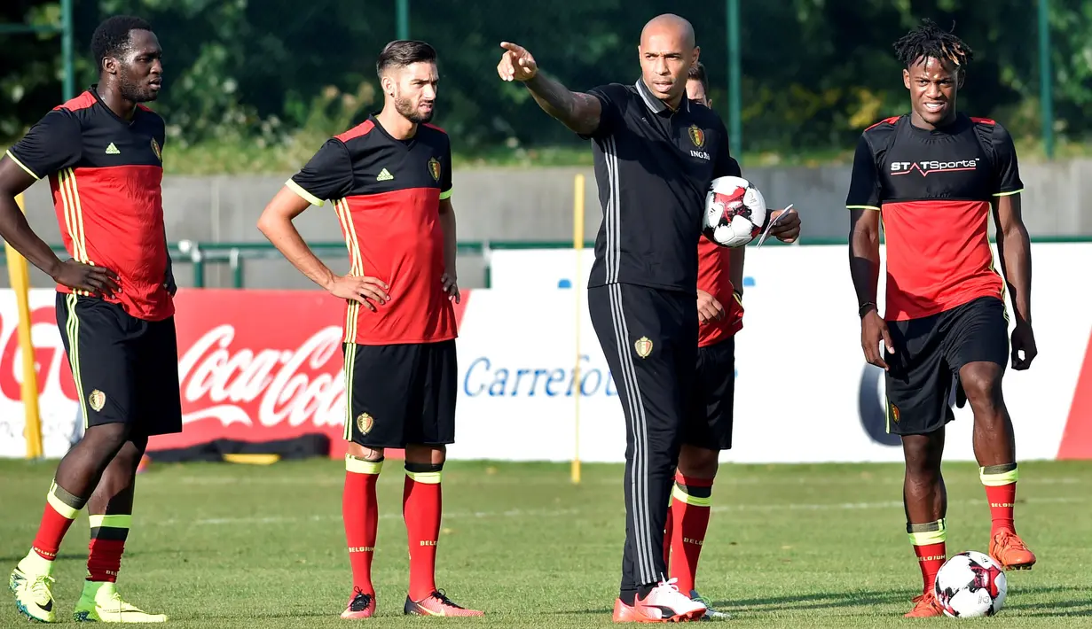 Asisten baru timnas Belgia, Thierry Henry mengintruksikan para pemainnya saat sesi latihan di Neerpede, Belgia (29/8). Legenda Arsenal ini akan menjadi asisten dari pelatih kepala Roberto Martinez. (REUTERS/Eric Vidal)