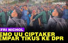 VIDEO: Jefri Nichol Ikut Demo Tolak UU Ciptaker, Lempar Tikus & Payung ke Gedung DPR