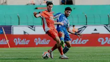 Bek Semen Padang, Angelo Maneses mencoba melindungi bola dari upaya perebutan yang dilakukan gelandang PSIM Yogyakarta, Rakhmatsho Rakhmatzoda dalam laga pekan ke-16 BRI Super League 2025/2026 di Stadion Sultan Agung, Bantul, Minggu (4/1/2026). (Dok. PSIM)