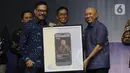 CEO Kapanlagi Youniverse (KLY) Steve Christian (kiri) memberikan bingkai tampilan merdeka.com kepada Menteri Koperasi dan Usaha Kecil Menengah Teten Masduki pada acara Merdeka Award 2023 di Gedung SCTV Tower, Jakarta, Rabu (30/8/2023). Merdeka Awards adalah Inspirasi Indonesia. Sebuah ajang penghargaan dan apresiasi kepada mereka yang telah memberikan sumbangsih bagi kemajuan negeri dan kemanusiaan. (merdeka.com/Imam Buhori)