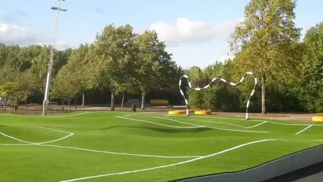 10 Potret Lapangan Olahraga dengan Bentuk Nyeleneh Ini Bikin Geleng Kepala