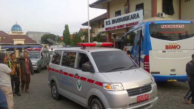 Ambulans membawa jenazah korban bus maut 