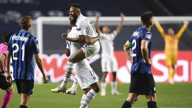 Pemain Paris Saint-Germain Neymar merayakan bersama rekan setimnya Eric Maxim Choupo-Moting usai timnya menang pada pertandingan perempat final Liga Champions di Luz Stadium, Lisbon, Portugal, Rabu (12/8/2020). Paris Saint-Germain menang 2-1. (David Ramos/Pool Photo via AP)