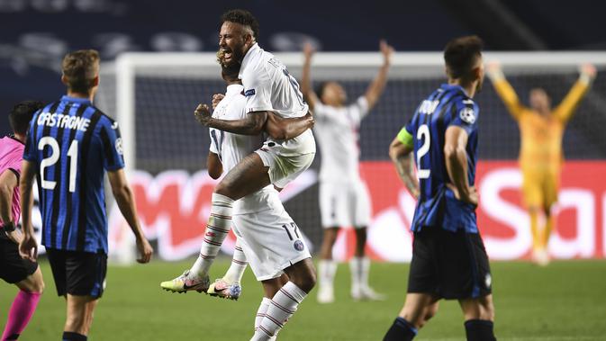 Pemain Paris Saint-Germain Neymar merayakan bersama rekan setimnya Eric Maxim Choupo-Moting usai timnya menang pada pertandingan perempat final Liga Champions di Luz Stadium, Lisbon, Portugal, Rabu (12/8/2020). Paris Saint-Germain menang 2-1. (David Ramos/Pool Photo via AP)