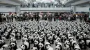 1600 panda yang terbuat dari bubur kertas memenuhi Bandara Internasional Hong Kong, Senin (9/6/14). (AFP PHOTO/Philippe Lopez)