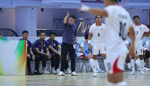 Pelatih Timnas Futsal Indonesia, Hector Souto memberikan instruksi saat timnya berhadapan dengan Malaysia di Piala AFF Futsal 2026 yang bertempat di Nonthaburi Sports Complex Gymnasium, Thailand, Selasa (7/4/2026). (Dok. FFI)