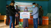 Penyaluran bantuan karyawan BTN Kendari kepada warga tak mampu di Sulawesi Tenggara.(Foto Rohis BTN Kendari)