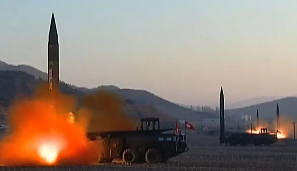 eluncuran roket balistik dari unit artileri Hwasong, Pyongyang, Selasa (7/3). Kim Jong Un meninjau langsung peluncuran roket balistik tersebut. (AFP PHOTO/KCNA)