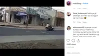 Sebuah video memperlihatkan seorang pengendara sepeda motor terjatuh saat menikung. Menggunakan motor matik, pemotor tersebut kehilangan kendali karena dipacu dengan kecepatan cukup tinggi. (@roda2blog)
