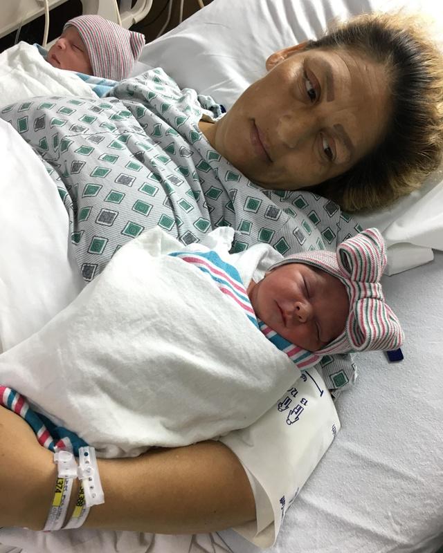 Maria dan kedua bayi kembarnya/copyright twitter.com/KGETnews