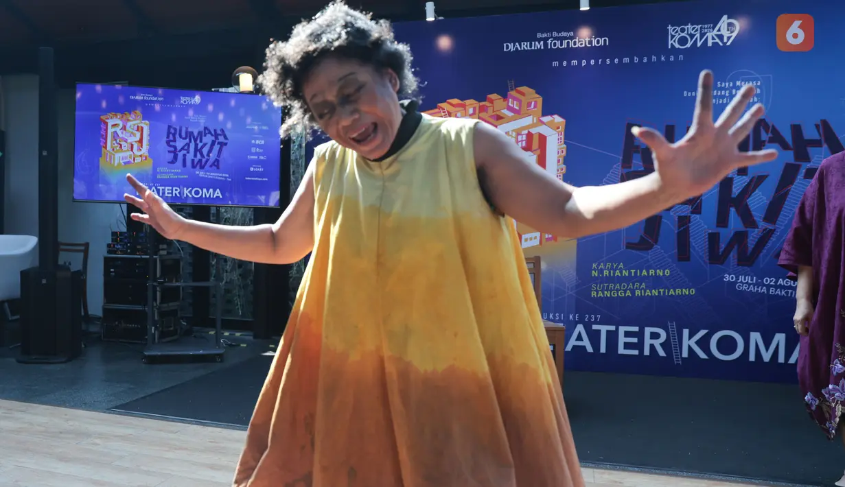 Sejumlah pemain Teater Koma menampilkan adegan pementasan Rumah Sakit Jiwa di Jakarta, Jumat (10/7/2026). Lakon yang pertama kali dipentaskan 35 tahun lalu itu kembali diproduksi dan akan dipentaskan pada 30 Juli hingga 2 Agustus 2026 di Graha Bhakti Budaya, Taman Ismail Marzuki. Pementasan tersebut mengangkat isu kemanusiaan, relasi kuasa, dan dinamika sosial yang tetap relevan dengan kehidupan masyarakat saat ini. (KLY/Budy Santoso)