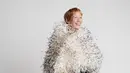 Sandra Hüller tampil mencuri perhatian lewat kombinasi gaun hitam simpel dengan oversized feather cape bernuansa putih dan hitam. Look ini menghadirkan drama khas red carpet Cannes tanpa kehilangan kesan elegan. [Dok/Chanel].