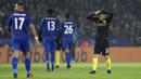 Gelandang Manchester City, David Silva, tampak kecewa usai takluk dari Leicester. Kekalahan ini membuat posisi City melorot ke posisi emapt klasemen Premier League. (Reuters/Carl Recine)