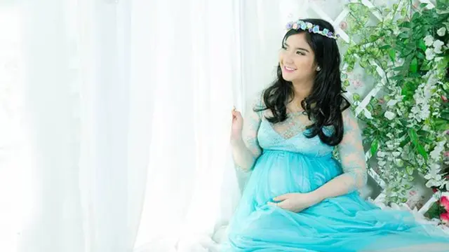 Gaya Maternity Shoot 6 Ratu FTV Tanah Air dengan Berbagai Tema, Menawan (sumber: Instagram.com/kddevie)
