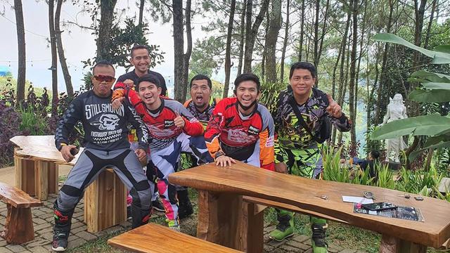 Potret Rizki dan Ridho D'Academy Naik Motor Trail. (Sumber: Instagram/da2_ridho )
