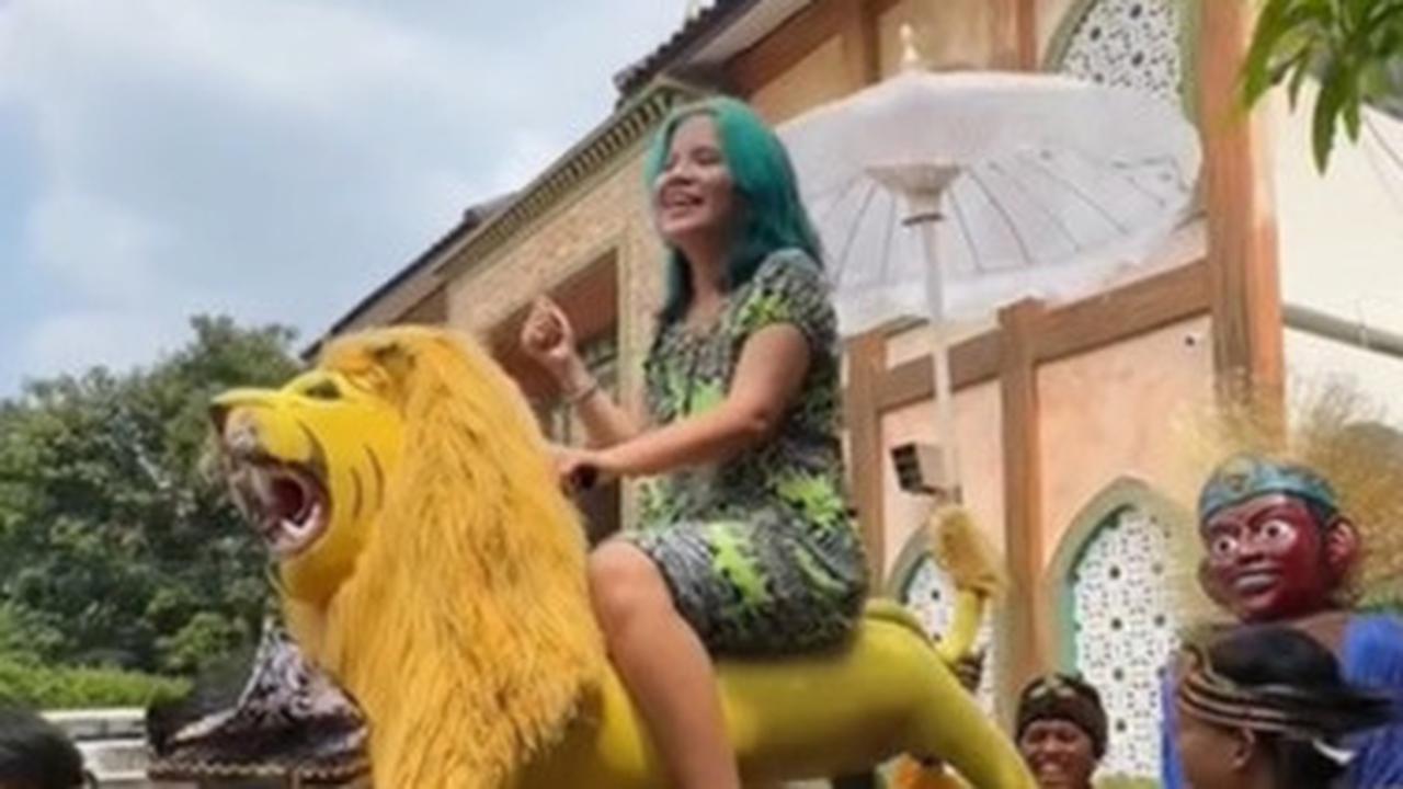 Potret Kocak Idgitaf Dapat Kejutan Ulang Tahun, Pakai Daster Naik Sisingaan hingga Diarak Keliling Komplek