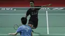 Tunggal putra Indonesia, Anthony Sinisuka Ginting, mengembalikan kok saat melawan tunggal Thailand, Kantaphon Wancharoen, pada Blibli Indonesia Open 2019 di Istora Senayan, Jakarta, Kamis (17/7). Ginting kalah 20-22, 21-11, 20-22. (Bola.com/Yoppy Renato)
