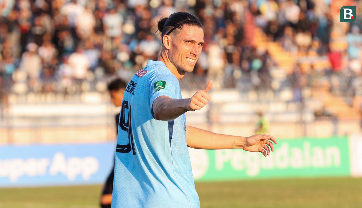 Pemain Persela Lamongan, Jonathan Campbell, melakukan selebrasi setelah mencetak gol ke gawang Persijap Jepara dalam pertandingan Pegadaian Liga 2 2023/2024 yang berlangsung di Stadion Surajaya, Lamongan, Minggu (10/9/2023) sore WIB. (Bola.com/Abdul Aziz)