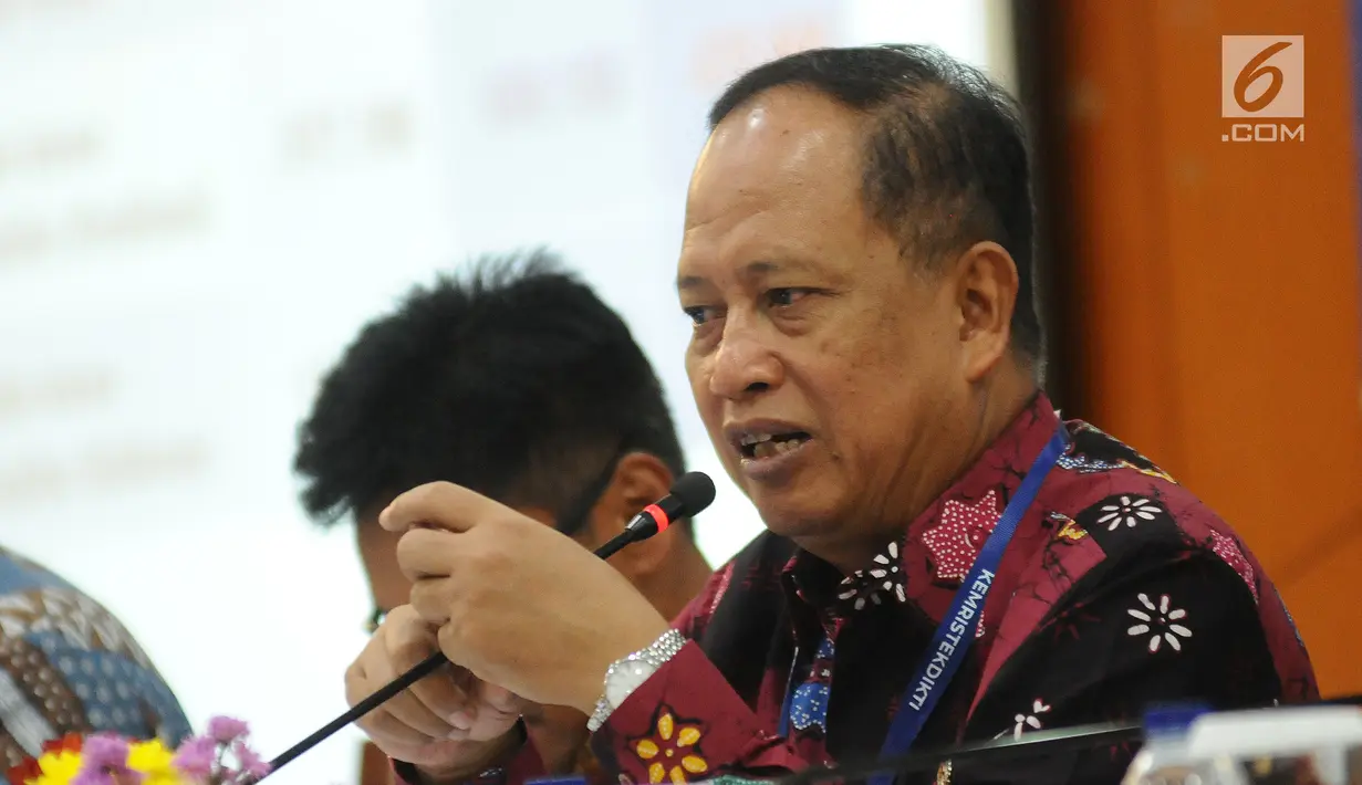 Menristekdikti M Nasir memberi paparan pengumuman hasil Seleksi Nasional Masuk Perguruan Tinggi Negeri (SNMPTN) 2019 di Jakarta, Jumat (22/3). Nasir mengimbau agar calon mahasiswa mendaftar di perguruan tinggi yang aktif. (Liputan6.com/Herman Zakharia)