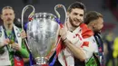 Pemain PSG, Khvicha Kvaratskhelia berpose dengan trofi Liga Champions 2024/2025 setelah timnya menjadi juara dengan mengalahkan Inter Milan di Allianz Arena, Munchen, Jerman, Minggu (01/06/2025) dini hari WIB. (AP Photo/Luca Bruno)