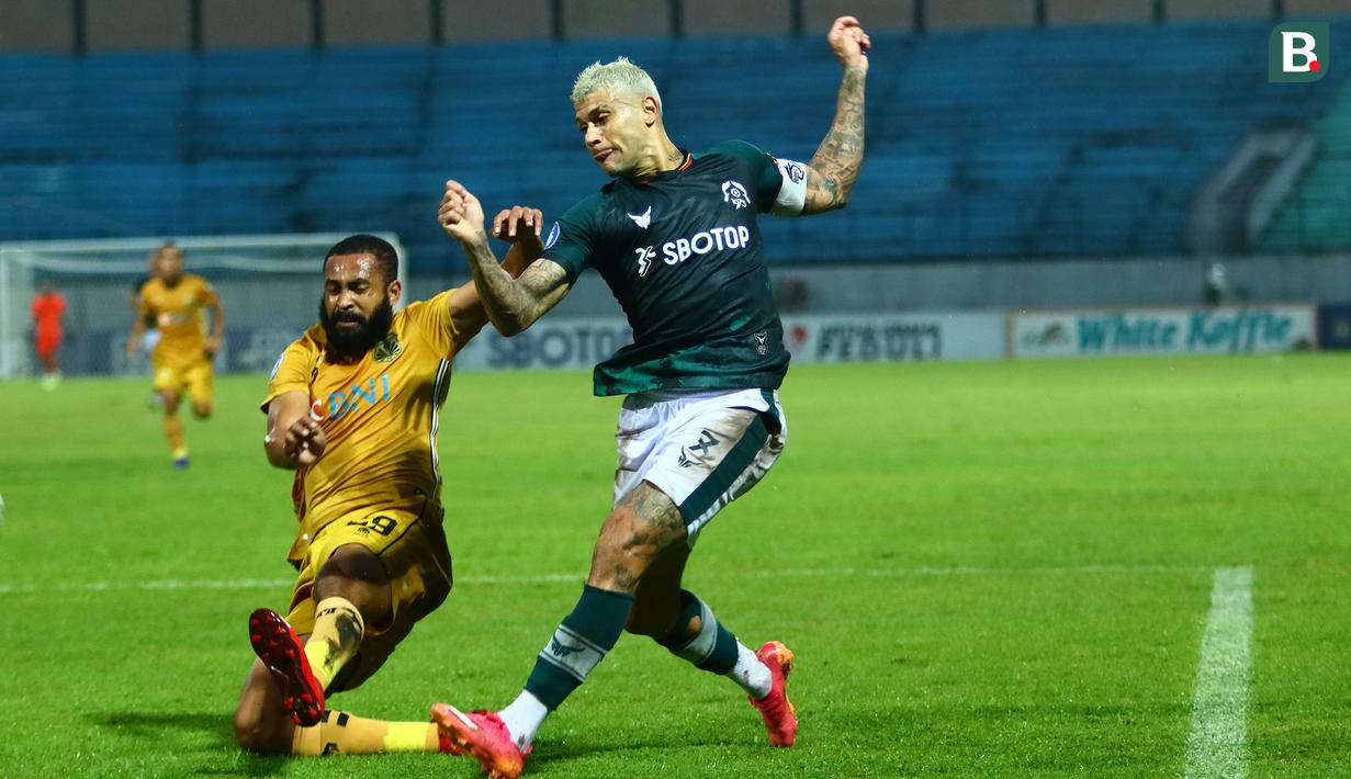 Pemain Persikabo 1973, Ciro Alves (kanan) melepaskan umpan yang berusaha diblok pemain Bhayangkara FC, Arthur Bonai dalam laga pekan ke-10 BRI Liga 1 2021/2022 di Stadion Moch. Soebroto, Magelang, Minggu (31/10/2021). (Bola.com/Nandang Permana)