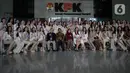 Wakil Ketua KPK Lili Pintauli Siregar (tengah) berfoto bersama finalis Puteri Indonesia saat menyambangi Gedung Merah Putih KPK di Jakarta, Selasa (3/3/2020). Kunjungan para finalis Puteri Indonesia  yang berjumlah 39 orang tersebut untuk memperoleh pengetahuan antikorupsi. (merdeka.com/Dwi Narwoko)