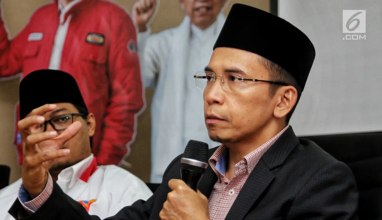 Mantan Gubernur Nusa Tenggara Barat Tuan Guru Bajang Zainul Majdi memberi penjelasan saat menjadi narasumber dalam diskusi di Jakarta, Kamis (7/2). Diskusi tersebut terkait Gerakan Menangkal Fitnah dan Hoax seputar agama. (Liputan6.com/Johan Tallo)
