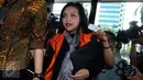 Staff anggota DPR Damayanti Wisnu Putranti, Julia Prasetyarini saat akan menjalani pemeriksaan di Gedung KPK, Jakarta, (4/3). Julia yang tertangkap dalam operasi tangkap tangan KPK diperiksa terkait kasus dugaan suap. (Liputan6.com/Helmi Afandi)
