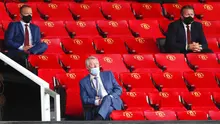 Sir Alex Ferguson menghadiri laga Manchester United melawan Southampton pada laga Premier League di Old Trafford, Selasa (14/7/2020). Mengenakan masker di bawah hidung, Sir Alex Ferguson jadi sorotan di media sosial. (AP/Clive Brunskill/Pool)