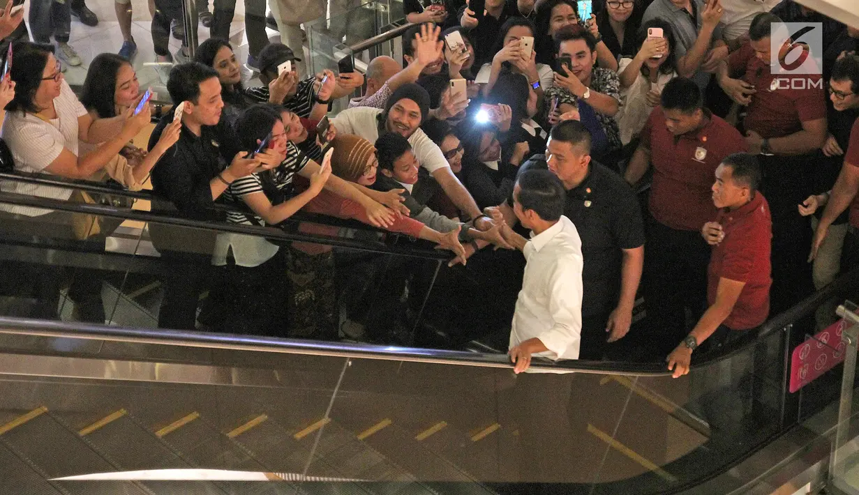 Pengunjung berebut menyalami Calon Presiden nomor urut 01, Joko Widodo atau Jokowi saat mengunjungi Grand Indonesia, Jakarta, Sabtu (20/4). Kedatangan Jokowi berkemeja putih bersama Ketua TKN Erick Thohir dan Wishnutama untuk makan siang bersama. (Liputan6.com/Herman Zakharia)