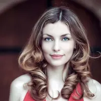 Cantik saat naik kendaraan umum. (Sumber foto: Pexels.com)