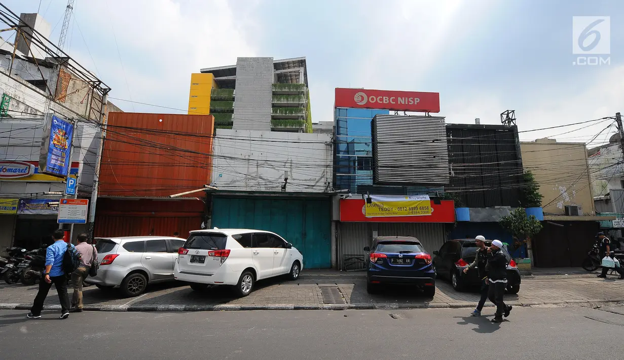 Pejalan kaki melintas di depan sejumlah pertokoan yang tutup di Jalan Sabang, Jakarta pada Rabu (22/5/2019). Pemilik toko dan pengelola kantor di kawasan tersebut menutup toko dan kantor mereka imbas aksi 22 Mei 2019 yang berakhir rusuh di beberapa titik lokasi. (Liputan6.com/Aangga Yuniar)