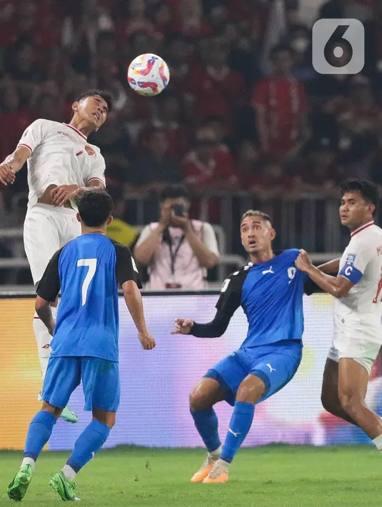 Timnas Indonesia tampil dominan dan beberapa kali mengancam gawang Filipina. (Liputan6.com/Herman Zakharia)