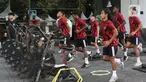 Sejumah pesepak bola yang tergabung dalam pemusatan latihan timnas Indonesia U-20 melakukan latihan fisik di kawasan ring road Stadion Utama Gelora Bung Karno, Jakarta, Rabu (15/5/2024). (Liputan6.com/Herman Zakharia)