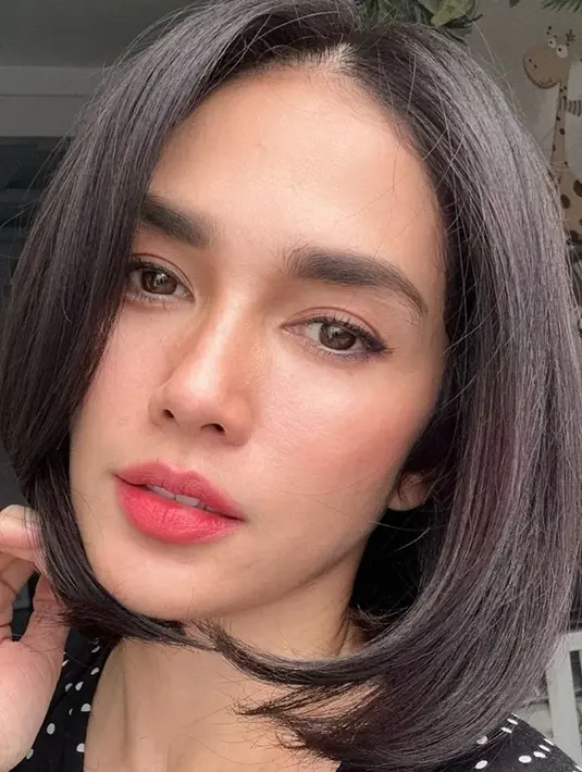 <p>Berikut potret penampilan baru Ussy Sulistiawaty dengan model rambut baru. Perempuan lima orang anak itu dipuji tampil lebih cantik dan segar dengan potongan rambut di atas pundak. [Instagram/ussypratama]</p>